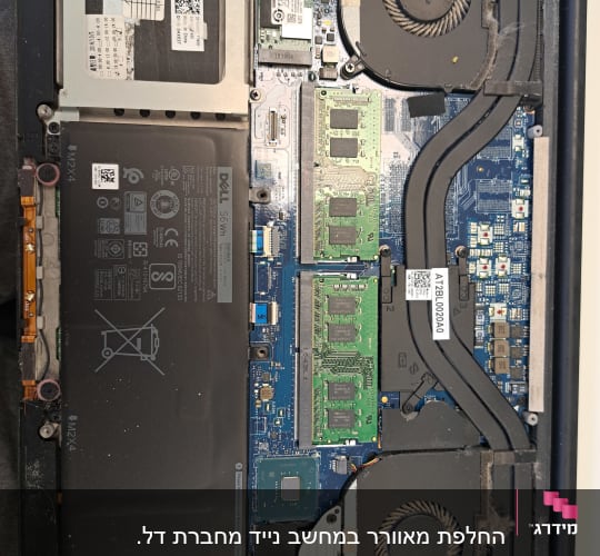 לוח אם של מחשב נייד עם מאווררים וזיכרון RAM